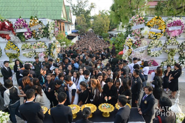 ภาพชุด มหาชนหลั่งไหล ร่วมส่ง "ปอ ทฤษฎี" สู่สรวงสวรรค์