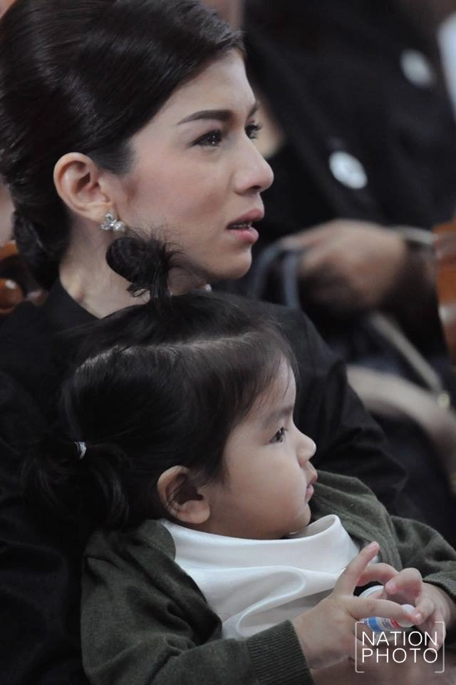 จนท.นำฉากกั้นรอบหีบศพ "ปอ ทฤษฎี" ให้ครอบครัว "สหวงษ์"ดูหน้าพระเอกดังเป็นครั้งสุดท้าย