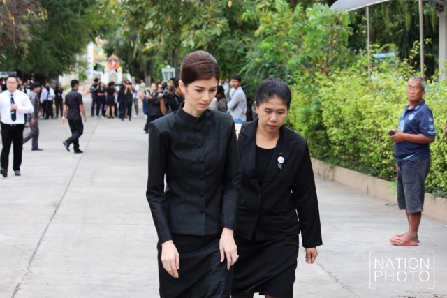 ภาพชุด ครอบครัวสหวงษ์ ในงานพระราชทานเพลิงศพ "ปอ ทฤษฎี" วันนี้