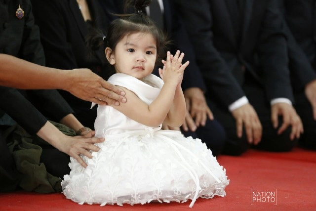 ภาพชุด "แม่โบว์-น้องมะลิ" ดูความพร้อมของชำร่วย พิธีพระราชทานเพลิงศพ "ปอ ทฤษฎี"