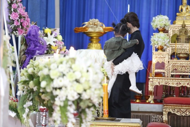 ภาพชุด "แม่โบว์-น้องมะลิ" ดูความพร้อมของชำร่วย พิธีพระราชทานเพลิงศพ "ปอ ทฤษฎี"