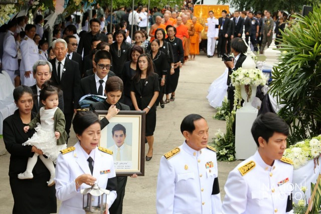 ภาพชุด ครอบครัวสหวงษ์ เคลื่อนศพ "ปอ ทฤษฎี" ไปเมรุ