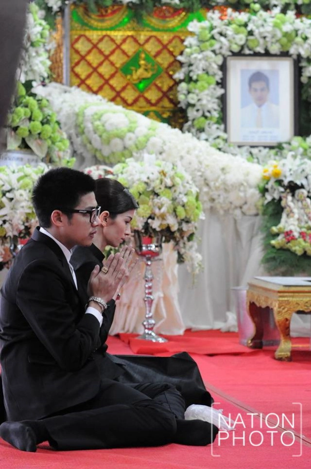 ภาพชุด ครอบครัวสหวงษ์ ในงานพระราชทานเพลิงศพ "ปอ ทฤษฎี" วันนี้