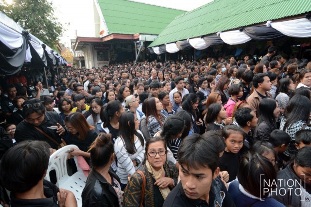 ภาพชุด มหาชนหลั่งไหล ร่วมส่ง "ปอ ทฤษฎี" สู่สรวงสวรรค์