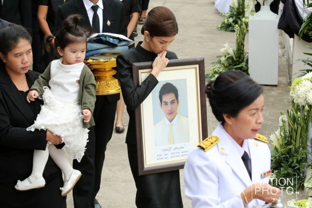 ภาพชุด ครอบครัวสหวงษ์ เคลื่อนศพ "ปอ ทฤษฎี" ไปเมรุ