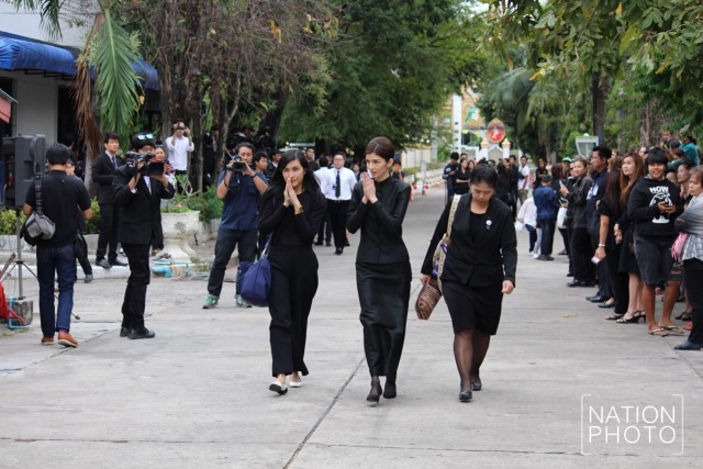 ภาพชุด ครอบครัวสหวงษ์ ในงานพระราชทานเพลิงศพ "ปอ ทฤษฎี" วันนี้
