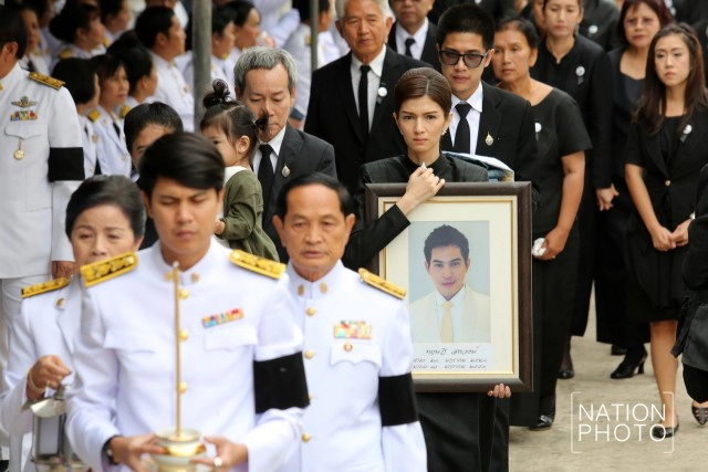 ภาพชุด ครอบครัวสหวงษ์ เคลื่อนศพ "ปอ ทฤษฎี" ไปเมรุ