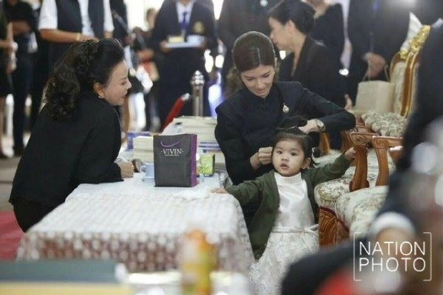 ภาพชุด "แม่โบว์-น้องมะลิ" ดูความพร้อมของชำร่วย พิธีพระราชทานเพลิงศพ "ปอ ทฤษฎี"