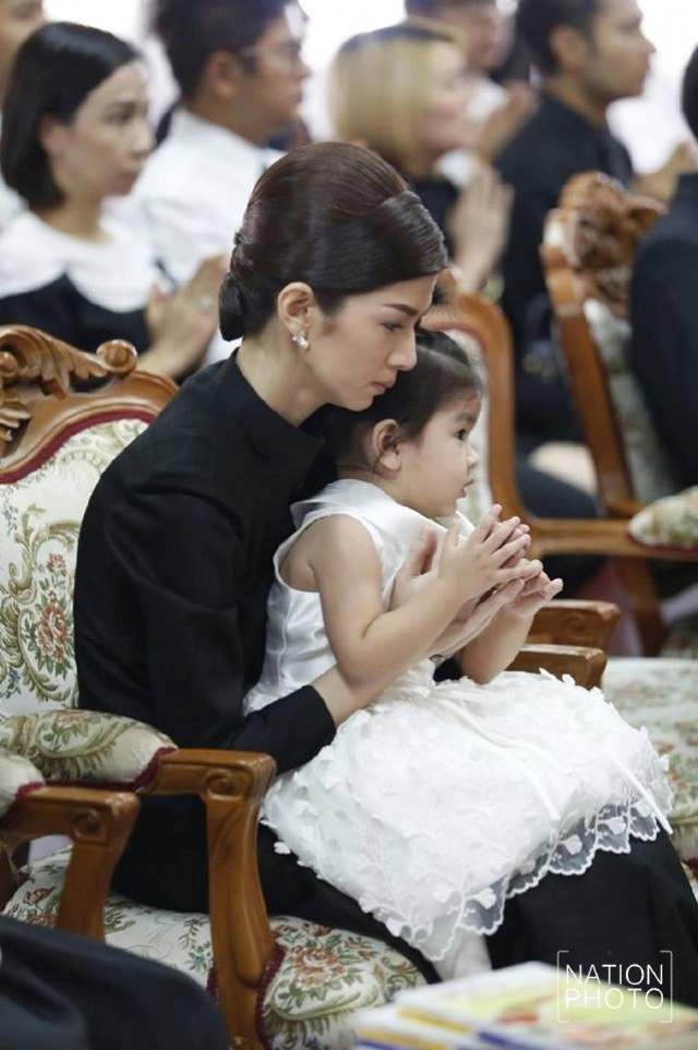 ภาพชุด "แม่โบว์-น้องมะลิ" ดูความพร้อมของชำร่วย พิธีพระราชทานเพลิงศพ "ปอ ทฤษฎี"