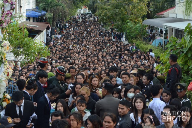 ภาพชุด มหาชนหลั่งไหล ร่วมส่ง "ปอ ทฤษฎี" สู่สรวงสวรรค์