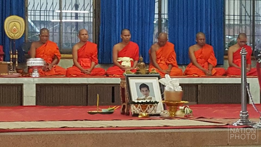 ครอบครัว "ปอ ทฤษฎี" เก็บอัฐิวัดกลางฯ ครอบครัว "ปอ ทฤษฎี" เก็บอัฐิวัดกลางฯ