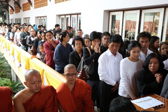 ภาพชุด ปชช.ถวายน้ำสรงศพสรีระสังขารหลวงพ่อจรัญ ฐิตธัมโม