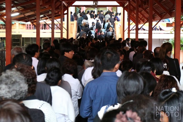 ภาพชุด ปชช.ถวายน้ำสรงศพสรีระสังขารหลวงพ่อจรัญ ฐิตธัมโม