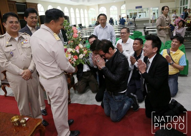 นร. เทพศิรินทร์ กราบขอโทษ "ผอ."