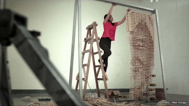 ศิลปินสาวมาเลย์สร้างภาพ"เฉินหลง"ด้วยตะเกียบ 64,000 อัน