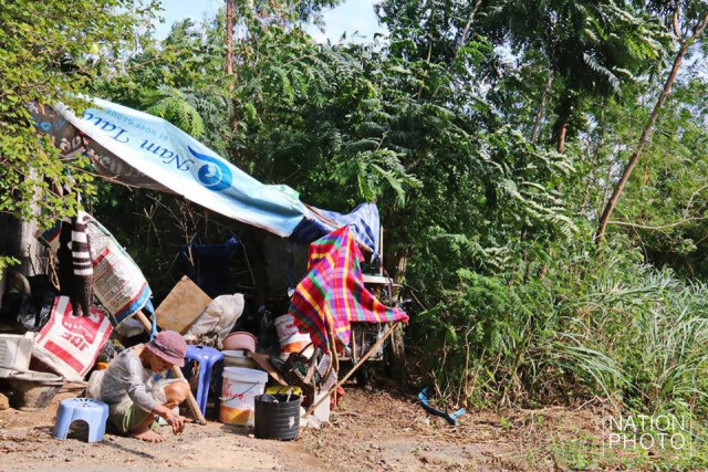 เพราะรัก! หมอดูทักแม่เฒ่าดวงกินลูก หอบสังขารหนีอยู่เพิงในป่ารก