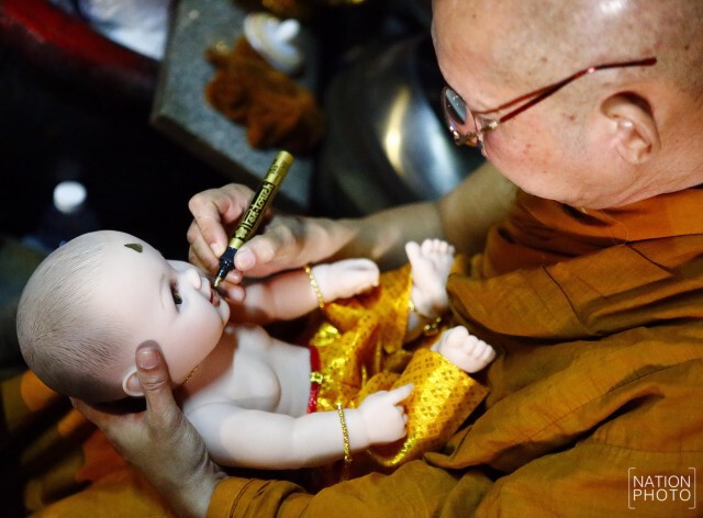 ฮิตไม่เลิก! ถนนทุกสายลูกเทพมุ่งสู่ "วัดบัวขวัญ"