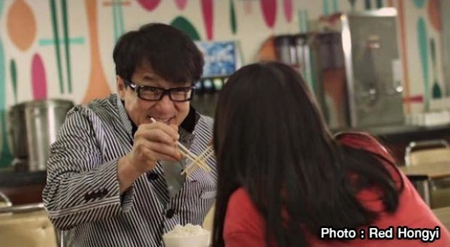 ศิลปินสาวมาเลย์สร้างภาพ"เฉินหลง"ด้วยตะเกียบ 64,000 อัน