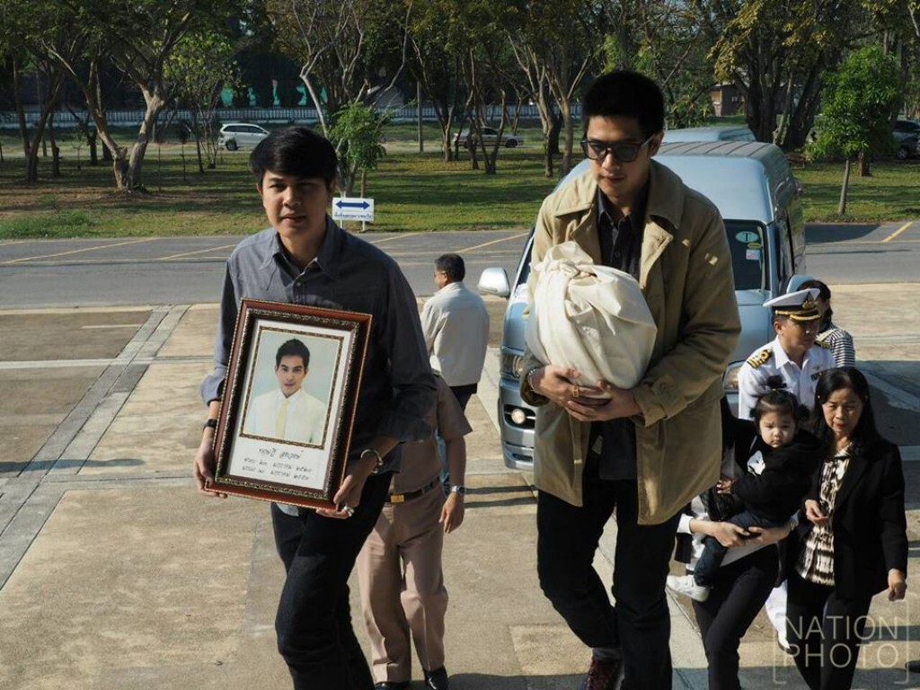 ภาพชุด ครอบครัวสหวงษ์ ลอยอังคาร "ปอ ทฤษฎี" ณ อ่าวสัตหีบ ภาพชุด ครอบครัวสหวงษ์ ลอยอังคาร "ปอ ทฤษฎี" ณ อ่าวสัตหีบ