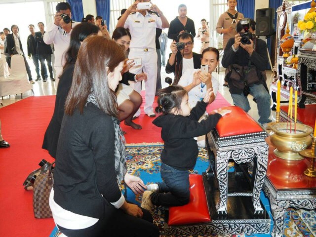 ภาพชุด ครอบครัวสหวงษ์ ลอยอังคาร "ปอ ทฤษฎี" ณ อ่าวสัตหีบ