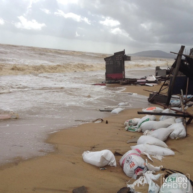 หมู่บ้านประมง บ้านบาเฆะ นราธิวาส  และบูดูเลื่องชื่อ  ถูกคลื่นซัดเสียหายหนัก