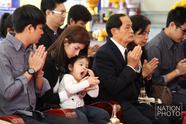 ภาพชุด1 ครอบครัวสหวงษ์ นำอัฐิ "ปอ ทฤษฏี" ลอยอังคารส่งดวงวิญญาณสู่สรวงสวรรค์