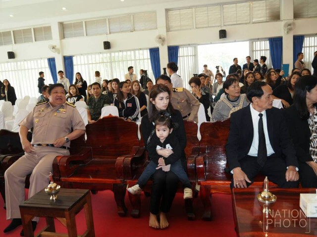 ภาพชุด ครอบครัวสหวงษ์ ลอยอังคาร "ปอ ทฤษฎี" ณ อ่าวสัตหีบ