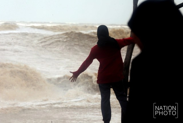 หมู่บ้านประมง บ้านบาเฆะ นราธิวาส  และบูดูเลื่องชื่อ  ถูกคลื่นซัดเสียหายหนัก