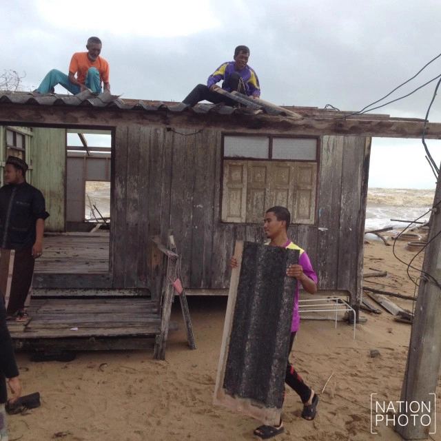 หมู่บ้านประมง บ้านบาเฆะ นราธิวาส  และบูดูเลื่องชื่อ  ถูกคลื่นซัดเสียหายหนัก