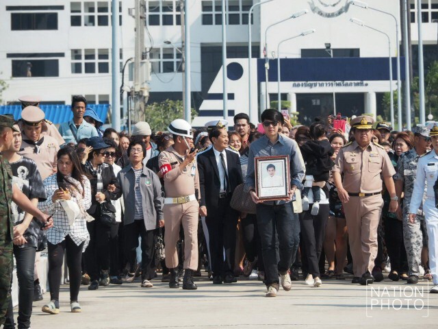 ภาพชุด1 ครอบครัวสหวงษ์ นำอัฐิ "ปอ ทฤษฏี" ลอยอังคารส่งดวงวิญญาณสู่สรวงสวรรค์