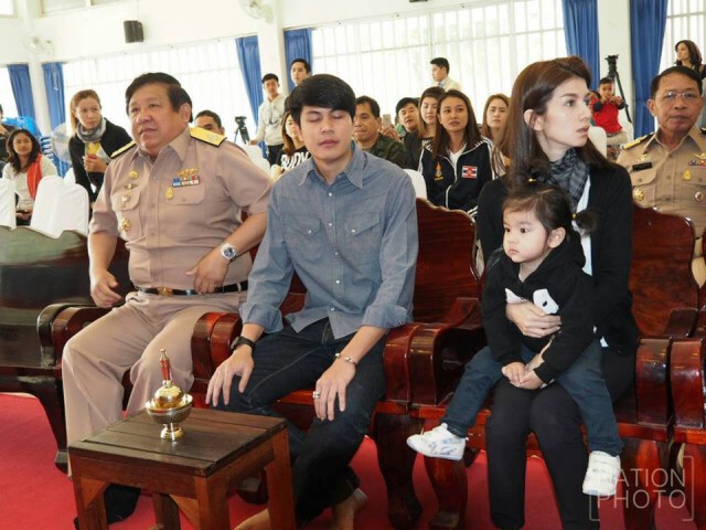 ภาพชุด ครอบครัวสหวงษ์ ลอยอังคาร "ปอ ทฤษฎี" ณ อ่าวสัตหีบ
