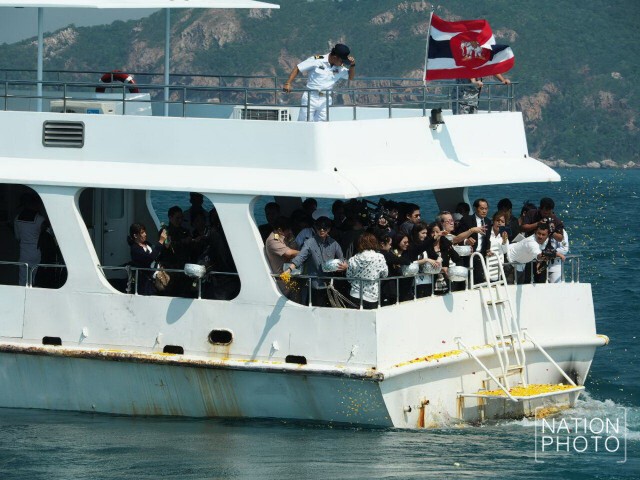 ภาพชุด2 ครอบครัว“สหวงษ์”ประกอบพิธีลอยอังคารอัฐิ “ปอ ทฤษฎี” กลางอ่าวสัตหีบ