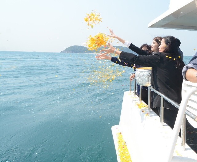 อาลัยรัก ... "โบว์-น้องมะลิ" ลอยอังคาร ปอ ทฤษฎี ที่อ่าวสัตหีบ