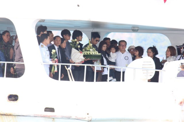 ภาพชุด1 ครอบครัวสหวงษ์ นำอัฐิ "ปอ ทฤษฏี" ลอยอังคารส่งดวงวิญญาณสู่สรวงสวรรค์