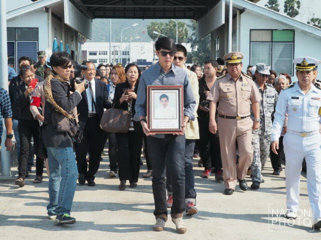ภาพชุด1 ครอบครัวสหวงษ์ นำอัฐิ "ปอ ทฤษฏี" ลอยอังคารส่งดวงวิญญาณสู่สรวงสวรรค์