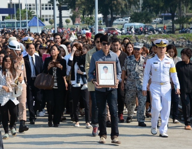 อาลัยรัก ... "โบว์-น้องมะลิ" ลอยอังคาร ปอ ทฤษฎี ที่อ่าวสัตหีบ