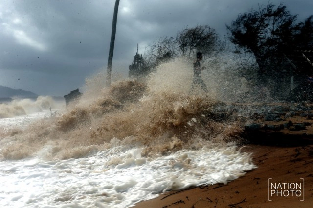 หมู่บ้านประมง บ้านบาเฆะ นราธิวาส  และบูดูเลื่องชื่อ  ถูกคลื่นซัดเสียหายหนัก