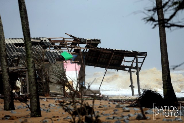 หมู่บ้านประมง บ้านบาเฆะ นราธิวาส  และบูดูเลื่องชื่อ  ถูกคลื่นซัดเสียหายหนัก