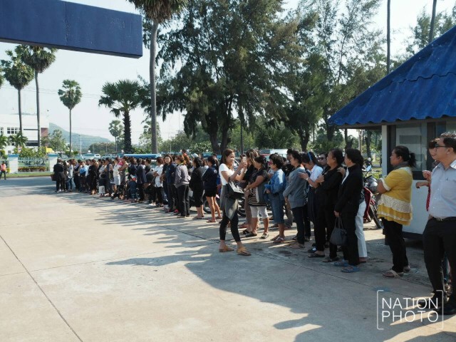 กองทัพเรือ สนับสนุนเรือลอยอังคารอัฐิ "ปอ ทฤษฎี" กลางอ่าวสัตหีบ