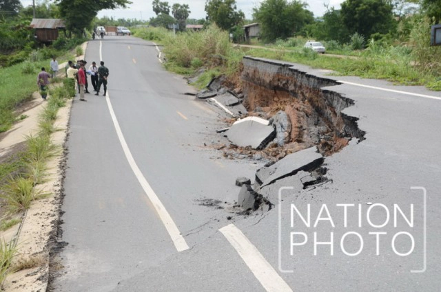 “ถนนทรุด-ดินสไลด์”วิกฤติแล้ง 8 จังหวัดภาคกลางสุดอันตราย