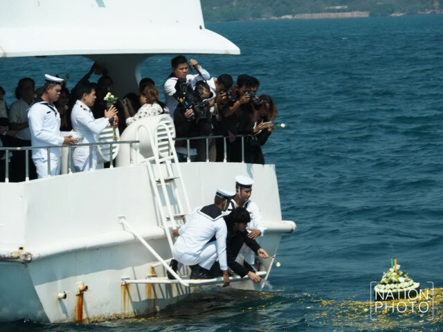ภาพชุด2 ครอบครัว“สหวงษ์”ประกอบพิธีลอยอังคารอัฐิ “ปอ ทฤษฎี” กลางอ่าวสัตหีบ