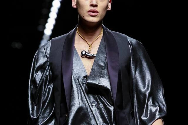 "ปลัดขิก"โกอินเตอร์ ขึ้นแคทวอล์คงานแฟนชั่นที่มิลาน