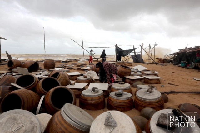 หมู่บ้านประมง บ้านบาเฆะ นราธิวาส  และบูดูเลื่องชื่อ  ถูกคลื่นซัดเสียหายหนัก