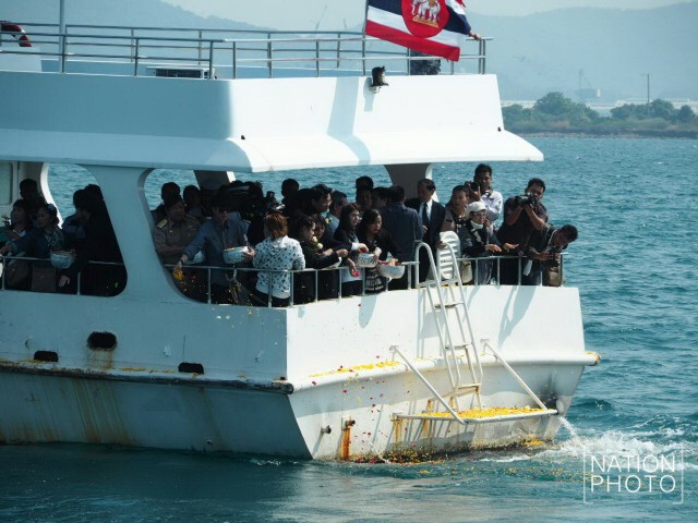 ภาพชุด2 ครอบครัว“สหวงษ์”ประกอบพิธีลอยอังคารอัฐิ “ปอ ทฤษฎี” กลางอ่าวสัตหีบ