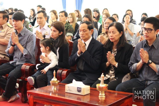 ภาพชุด1 ครอบครัวสหวงษ์ นำอัฐิ "ปอ ทฤษฏี" ลอยอังคารส่งดวงวิญญาณสู่สรวงสวรรค์