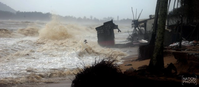 หมู่บ้านประมง บ้านบาเฆะ นราธิวาส  และบูดูเลื่องชื่อ  ถูกคลื่นซัดเสียหายหนัก