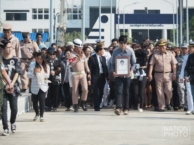 ภาพชุด1 ครอบครัวสหวงษ์ นำอัฐิ "ปอ ทฤษฏี" ลอยอังคารส่งดวงวิญญาณสู่สรวงสวรรค์