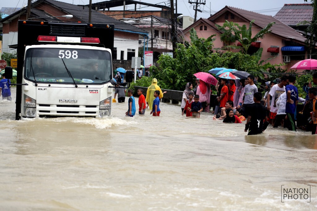 นราธิวาสน้ำท่วมฉับพลัน เดือดร้อน 4 หมู่บ้าน 100 หลังคาเรือน นราธิวาสน้ำท่วมฉับพลัน เดือดร้อน 4 หมู่บ้าน 100 หลังคาเรือน