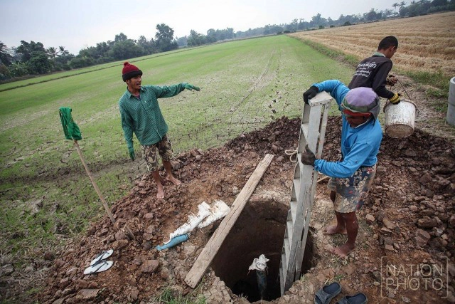 แล้งจัด ..ชาวนาชัยนาทต้องขุดบ่อเอง