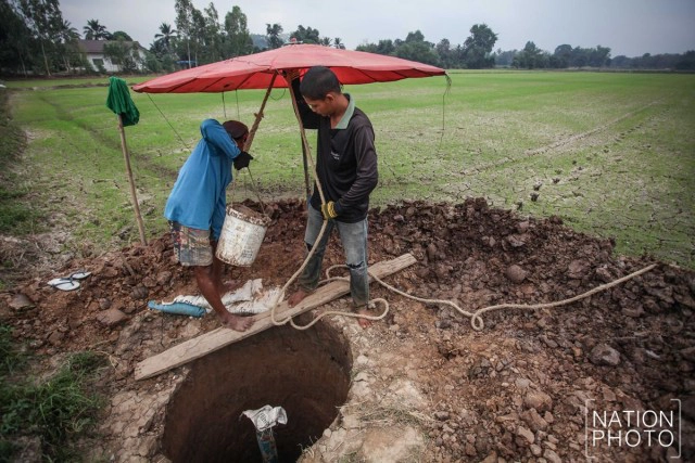 แล้งจัด ..ชาวนาชัยนาทต้องขุดบ่อเอง